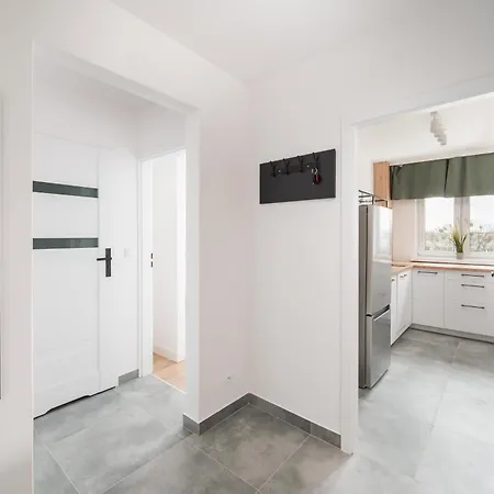 Elblaska Modern By Bookinghost