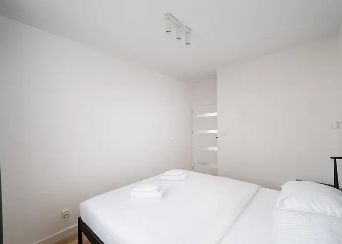 Elblaska Modern By Bookinghost