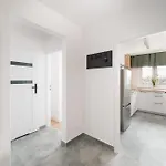 Elblaska Modern By Bookinghost